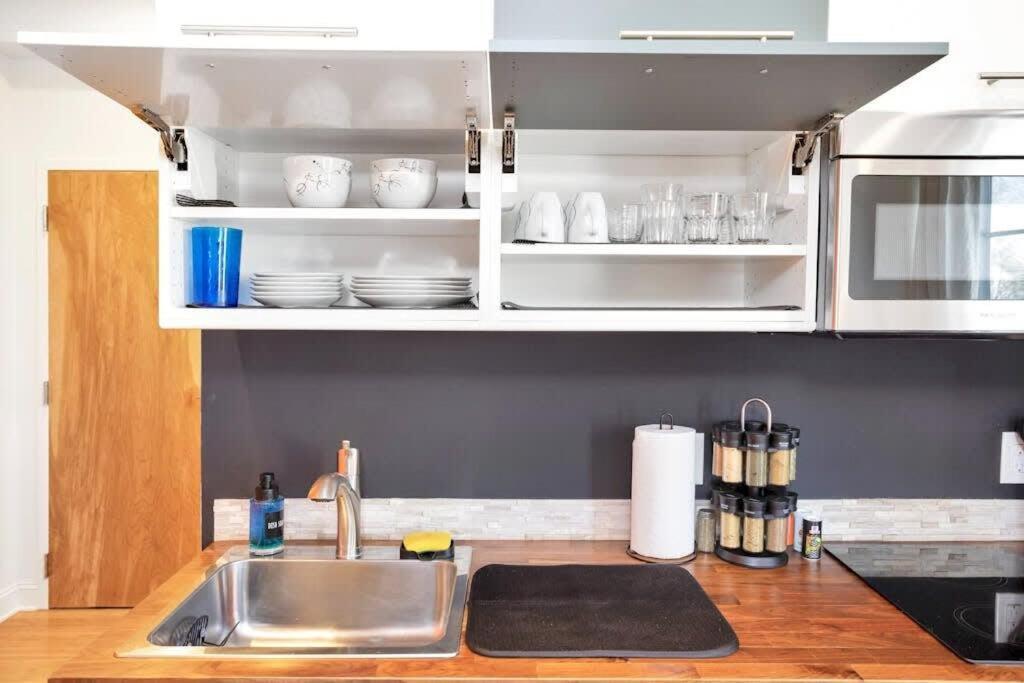 Cozy 1 Bedroom Kitchen
