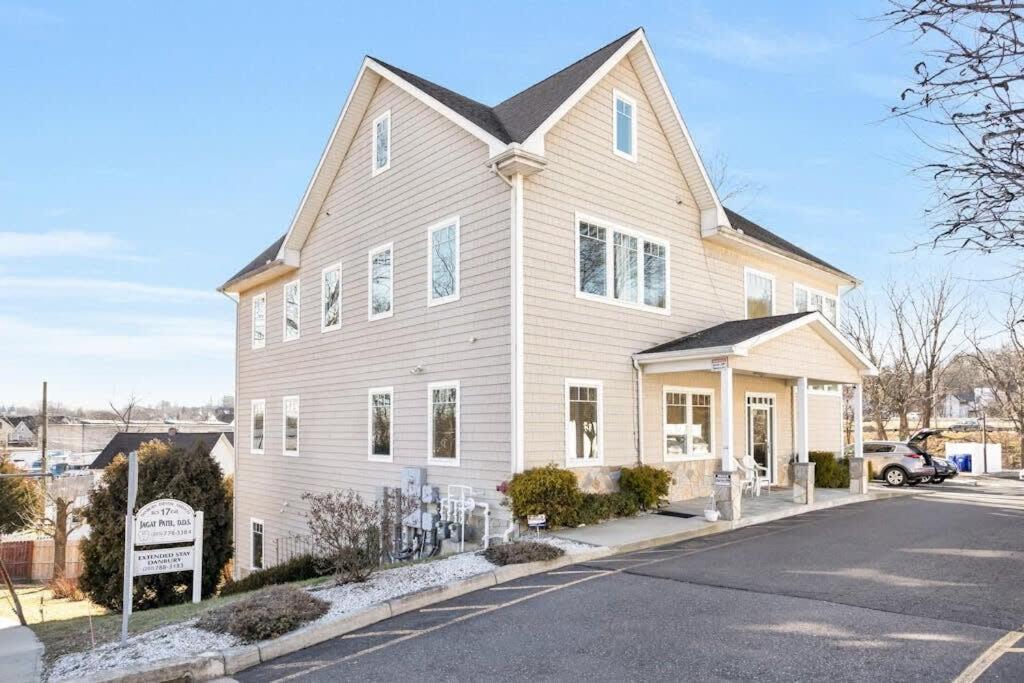 Cozy 1 Bedroom Kitchen * Danbury